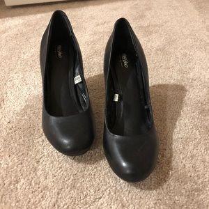 Mossimo black leather pumps
